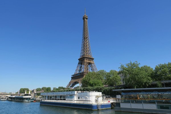 Quels sont les équipements nécessaires pour un camping en région de savane avec observation des grands félins?